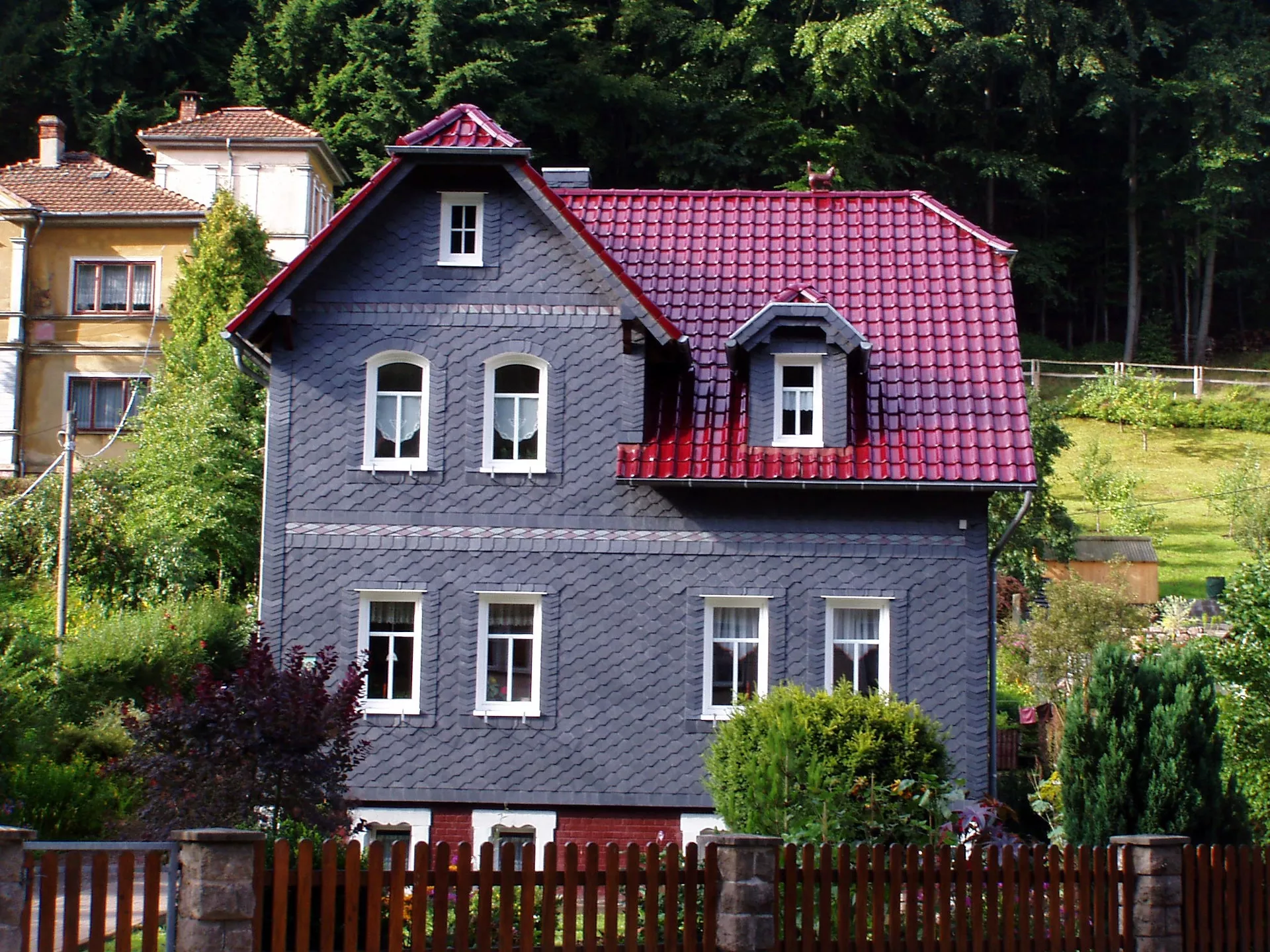 Dach mit Ziegeln, Fassade mit Naturschiefern